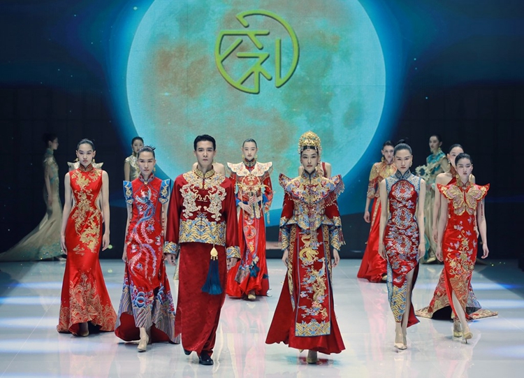 九游娱乐：时装周上国潮风(图1)