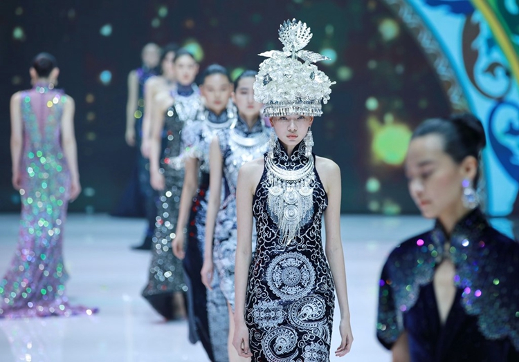 九游娱乐：时装周上国潮风(图2)
