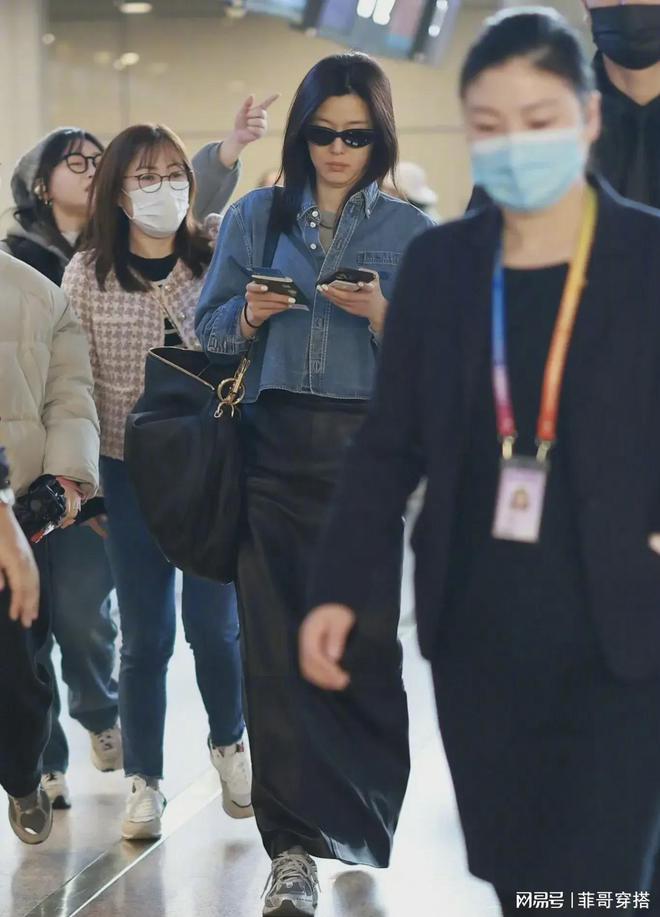 还在穿“小白鞋”？2024年这3款春夏运动鞋色系白百何全智贤已入(图5)
