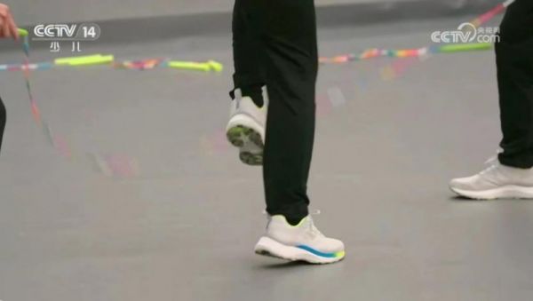 九游娱乐：快来拥有冠军同款！江博士儿童运动鞋提升运动表现(图2)