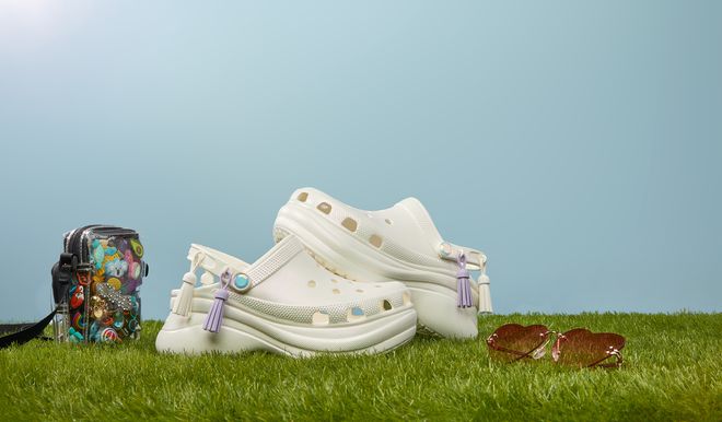 从丑到潮！Crocs让90年代辣妹厚底鞋大翻身(图2)