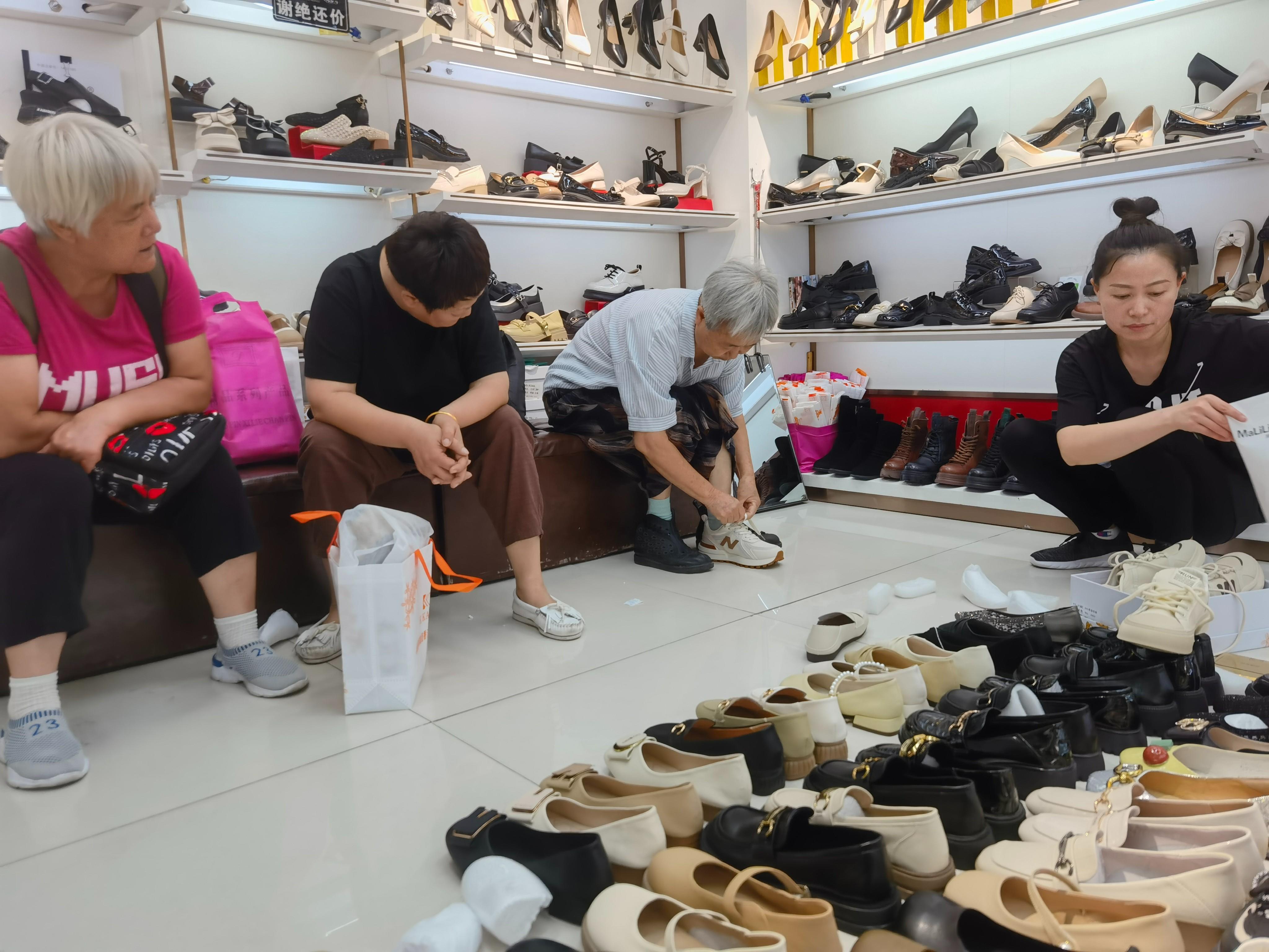 人老脚先老买鞋要看好多数老人都有买鞋的烦恼(图2)