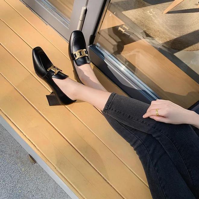 女明星最爱的“通勤鞋”果然显瘦、好穿(图6)