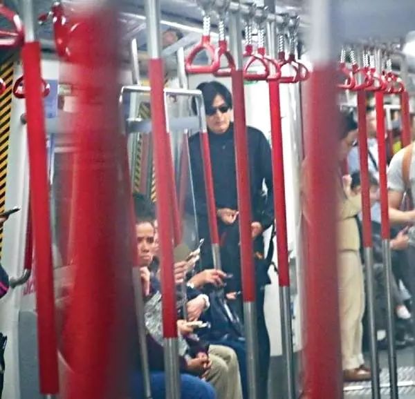 九游娱乐：白百何逛地摊周润发坐地铁接地气但欧阳娜娜399块毛衣更亲民(图2)