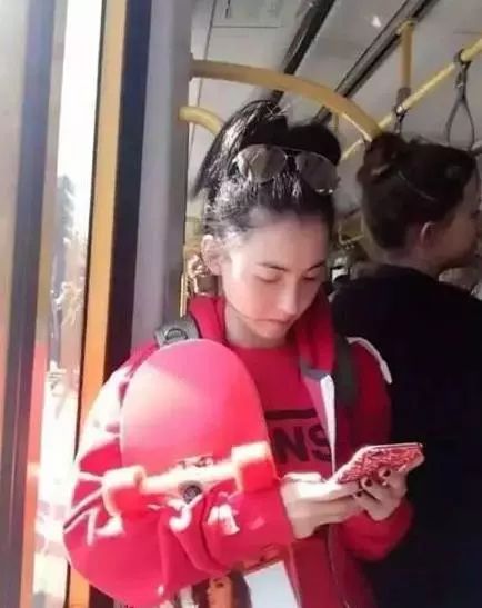 九游娱乐：白百何逛地摊周润发坐地铁接地气但欧阳娜娜399块毛衣更亲民(图5)