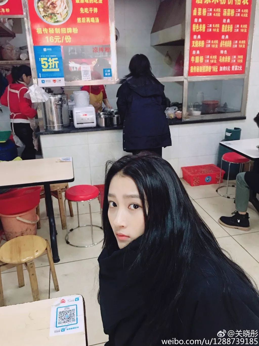 九游娱乐：白百何逛地摊周润发坐地铁接地气但欧阳娜娜399块毛衣更亲民(图6)