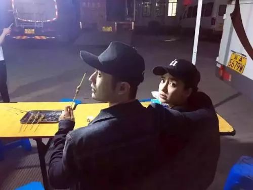 九游娱乐：白百何逛地摊周润发坐地铁接地气但欧阳娜娜399块毛衣更亲民(图7)