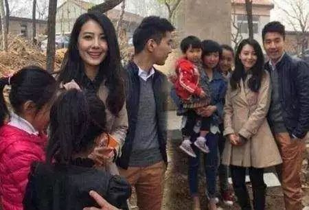 九游娱乐：白百何逛地摊周润发坐地铁接地气但欧阳娜娜399块毛衣更亲民(图10)