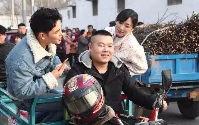 九游娱乐：白百何逛地摊周润发坐地铁接地气但欧阳娜娜399块毛衣更亲民(图11)