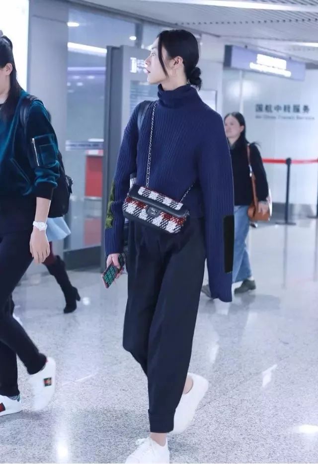 九游娱乐：白百何逛地摊周润发坐地铁接地气但欧阳娜娜399块毛衣更亲民(图20)