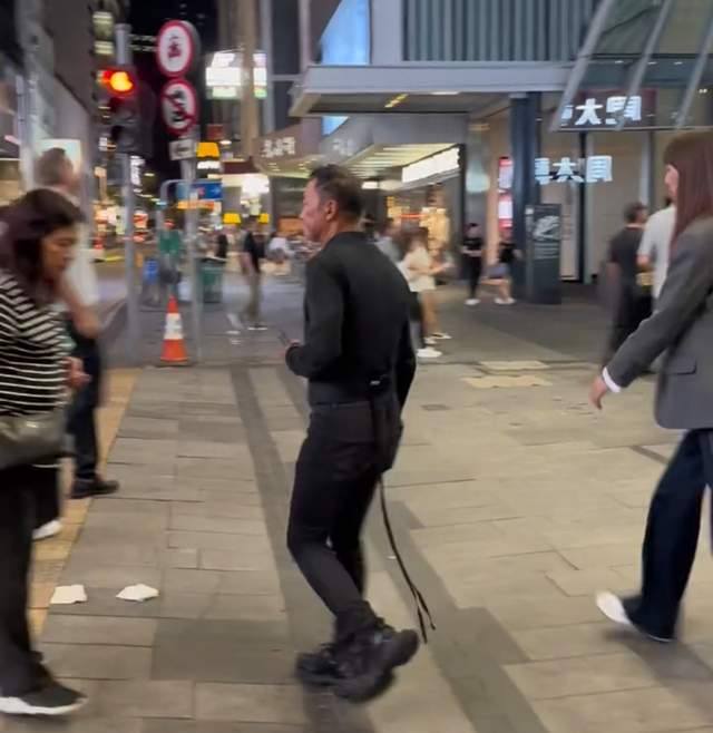 69岁任达华与妻子牵手现身街头！穿17万的潮鞋路人却不识两人(图1)