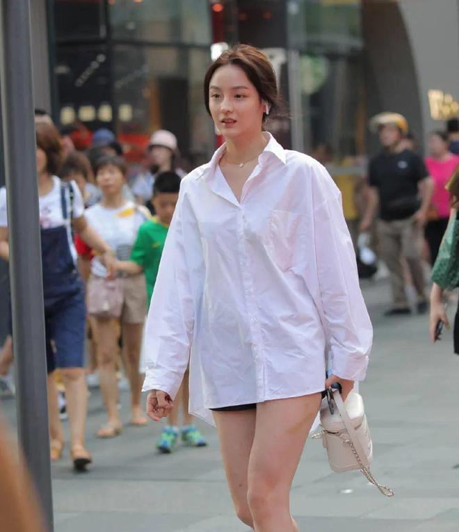 夏日热潮：清新白衬衣短裤休闲鞋时尚组合！(图1)