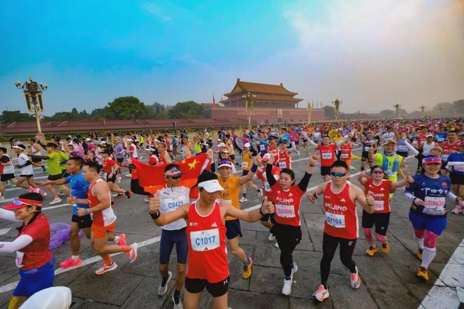 九游娱乐：2024马拉松赛季冠军和纪录中的跑鞋新风向(图5)
