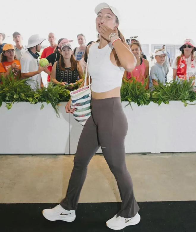 郑钦文感冒好了她背Nike包容光焕发！郑钦文的手粗糙得不像21岁(图1)