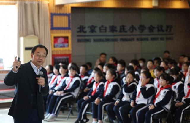 九游娱乐NineGame：白家庄小学科技节邀院士讲解宇宙奥秘(图1)