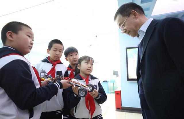 九游娱乐NineGame：白家庄小学科技节邀院士讲解宇宙奥秘(图2)