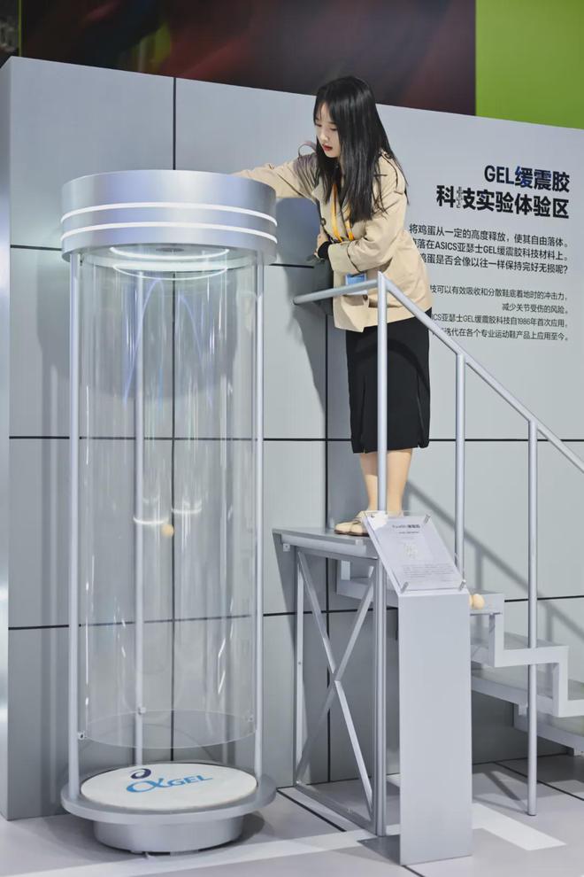 九游娱乐：连续第5年参加进博会亚瑟士有一样东西没有变(图2)