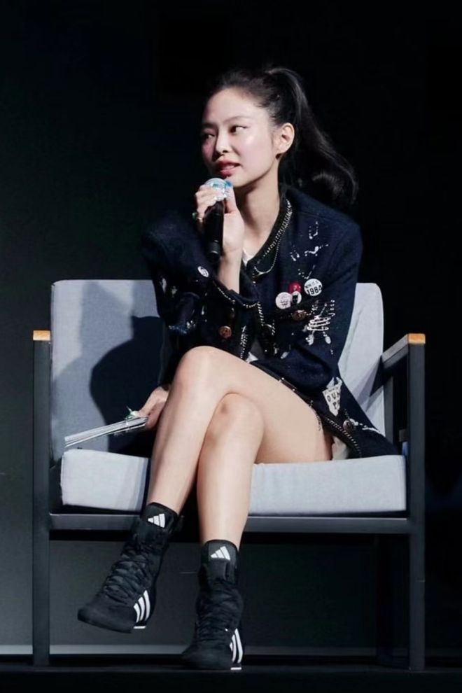 九游娱乐：运动鞋怎么穿才时髦？杨紫关晓彤的想法很一致！(图1)