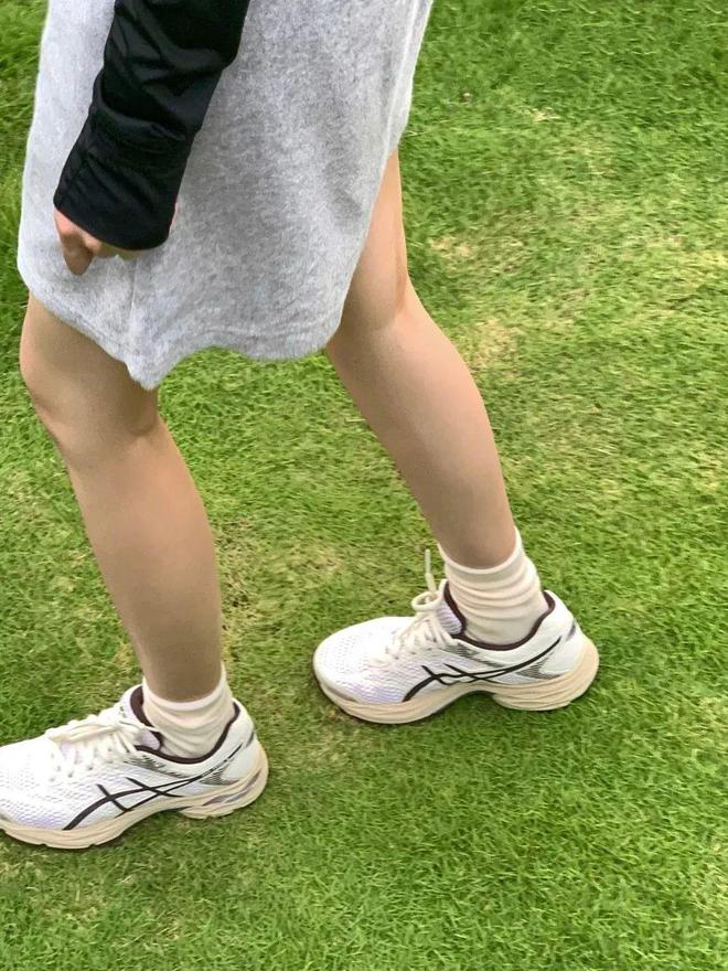 九游娱乐：夏天我超爱穿它！亚瑟士跑鞋269元缓震耐穿防滑透气又轻便(图13)