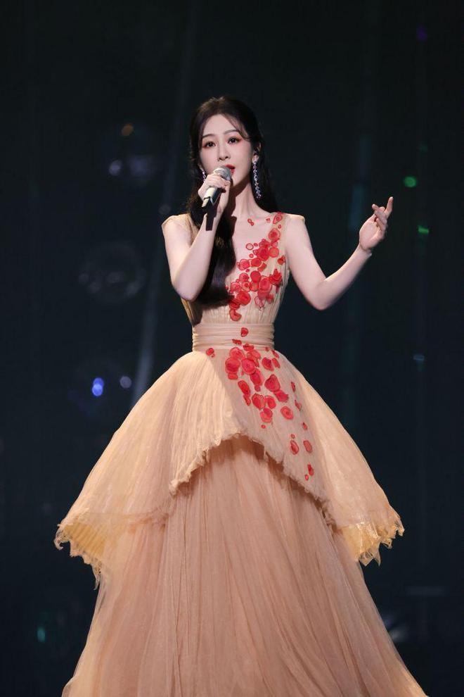 杨紫晒照总结2023年影视综艺时尚全面发展越来越美惹人爱(图8)