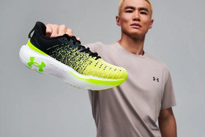 UA新一代「厚底跑鞋」登场！看着就爽！(图2)