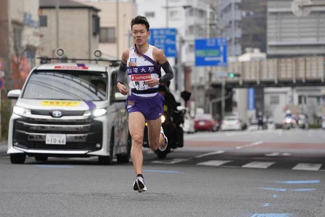 箱根驿传跑鞋之争：耐克5年从957%跌至233%阿迪达斯逆袭(图4)