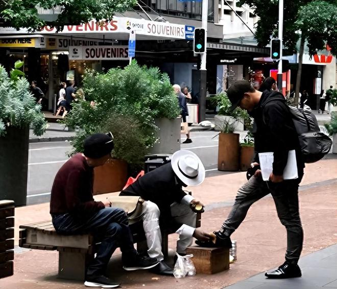 “一代鞋王”跌落神坛200亿暴跌至2亿成了中产不爱穷鬼不穿(图1)