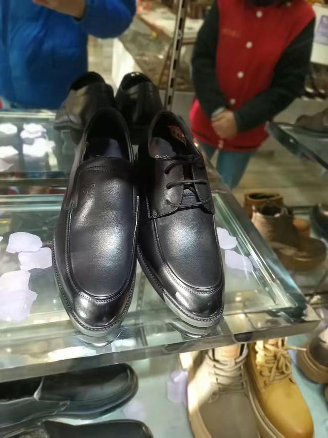 万万没想到皮鞋失宠了满大街都是平底鞋配运动裤的“时髦精”(图2)
