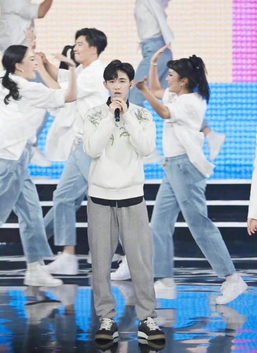九游娱乐：超适合送男友的大牌男士休闲鞋推荐(图1)