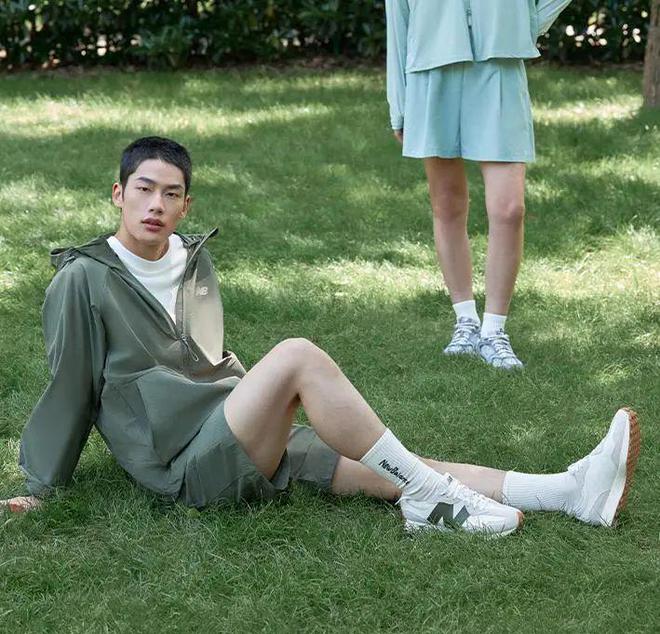 九游娱乐NineGame：【开春必备NewBalance327】复古潮流回归百搭4季轻松驾驭每一步！(图1)