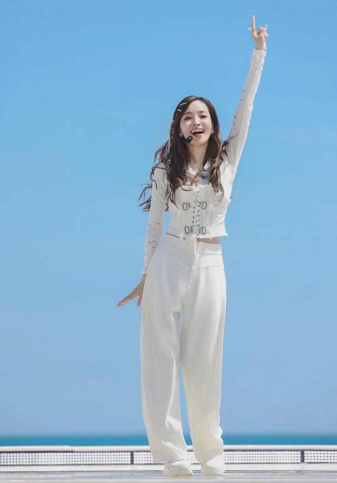 九游娱乐NineGame：侯佩岑带火一种春日穿搭叫：玫瑰立体花苞西装+弯刀裤时尚高级(图3)