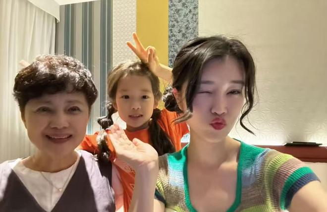 58岁茹萍一家在日本过母亲节皱纹明显皮肤松垮女儿孙女颜值高(图1)