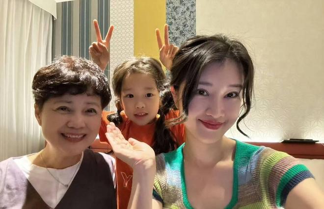 58岁茹萍一家在日本过母亲节皱纹明显皮肤松垮女儿孙女颜值高(图2)