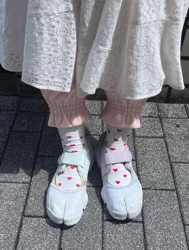 糅合芭蕾与玛丽珍元素后让Nike分趾鞋AirRift更受欢迎了？(图11)