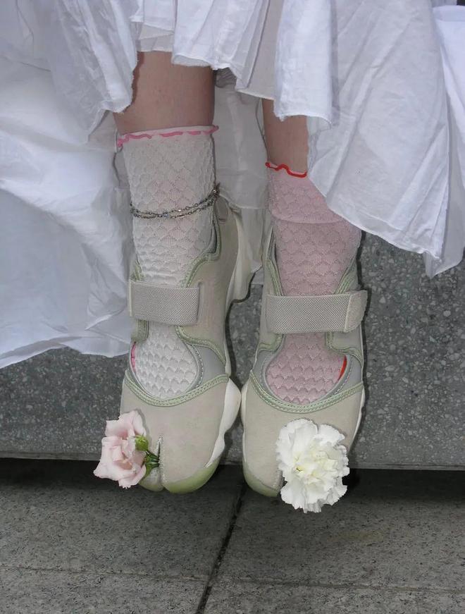糅合芭蕾与玛丽珍元素后让Nike分趾鞋AirRift更受欢迎了？(图10)