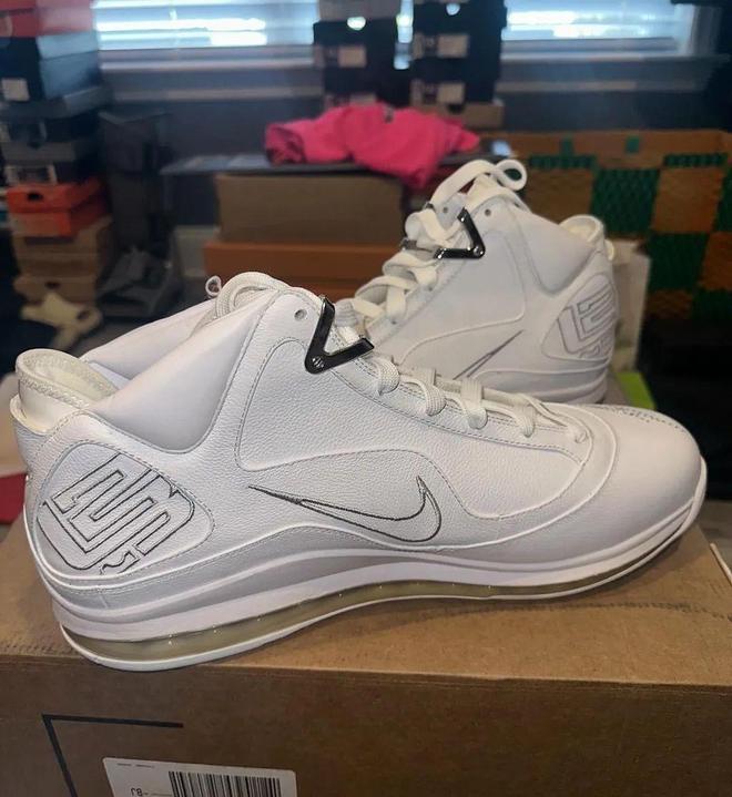 九游娱乐：极为罕见！大量LeBron珍稀鞋款曝光！(图2)