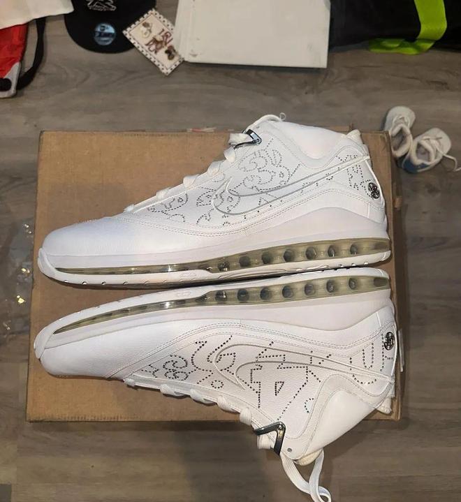 九游娱乐：极为罕见！大量LeBron珍稀鞋款曝光！(图1)