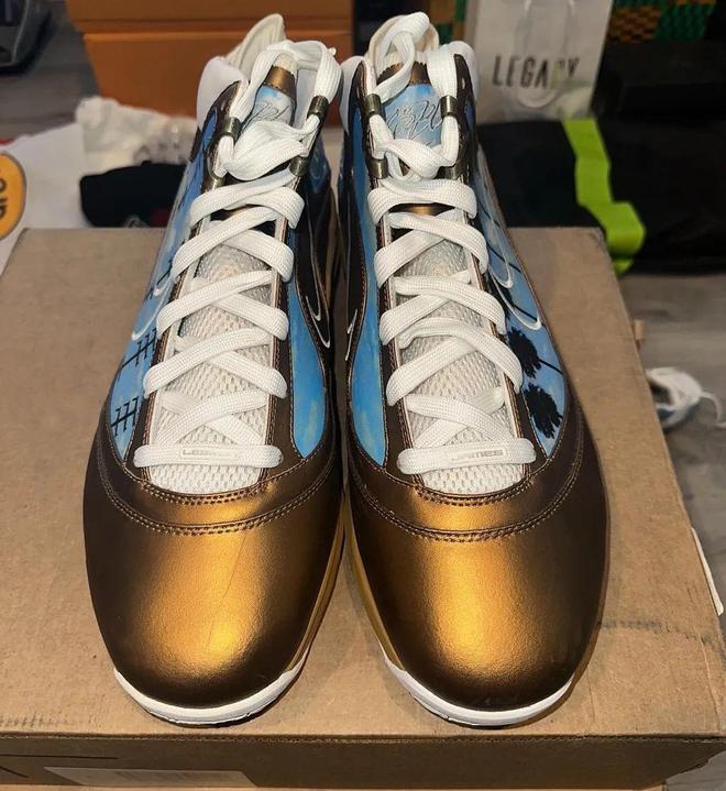 九游娱乐：极为罕见！大量LeBron珍稀鞋款曝光！(图4)