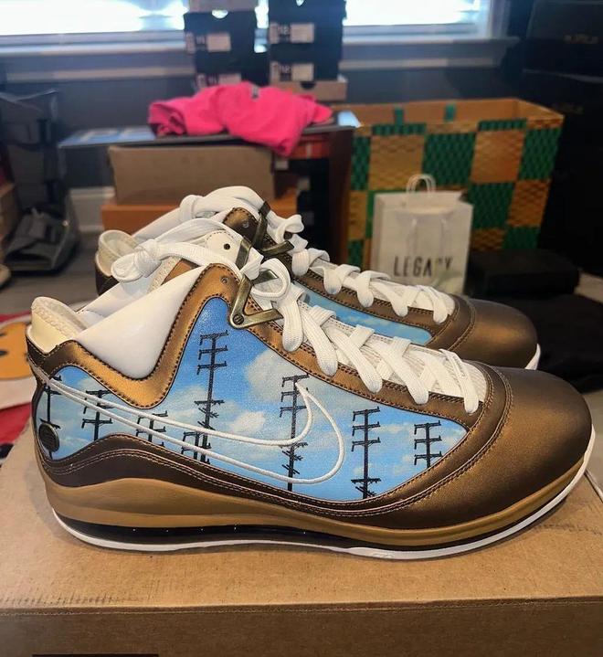 九游娱乐：极为罕见！大量LeBron珍稀鞋款曝光！(图3)