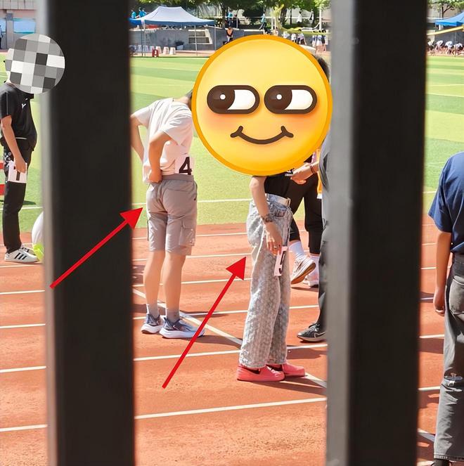 九游娱乐：一张“初三女孩体测”照片让家长被数万网友指责：太不用心了！(图1)