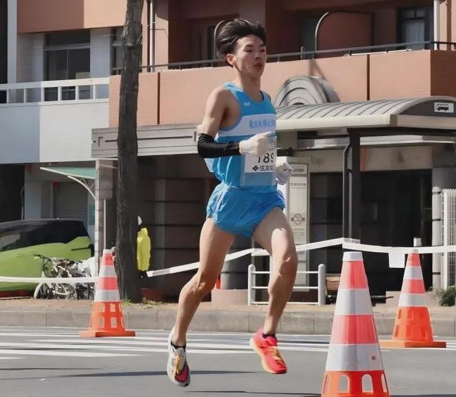九游娱乐NineGame：左脚ASICS+右脚ADIDAS=半马1：05：19(图2)