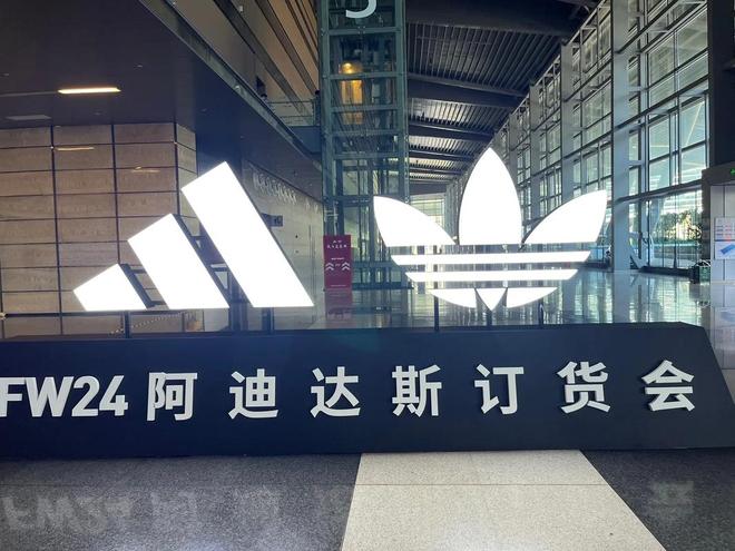 九游娱乐：曾被吹上天如今却跌落神坛的5大国产运动鞋看谁还在乱跟风？(图11)