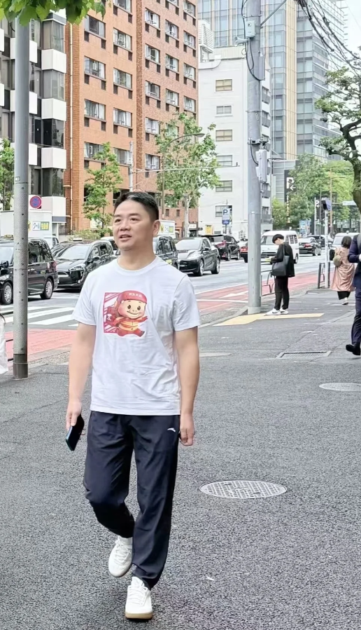 刘强东穿猪猪侠衣服在日本被偶遇：东哥同款售价39元每天穿送京东外卖券(图4)