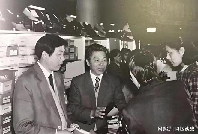 九游娱乐：打败皮鞋的并不是另一双皮鞋！正在被时代抛弃(图1)