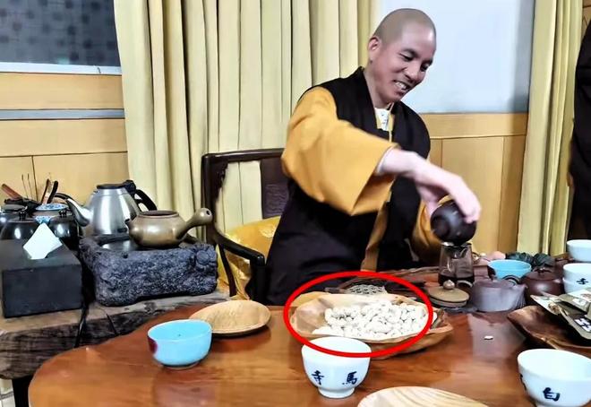 上任第1天印乐法师和美女大量合影被扒与释永信区别太明显！(图1)