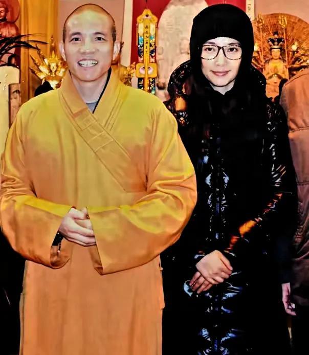 上任第1天印乐法师和美女大量合影被扒与释永信区别太明显！(图3)
