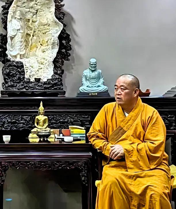 上任第1天印乐法师和美女大量合影被扒与释永信区别太明显！(图6)