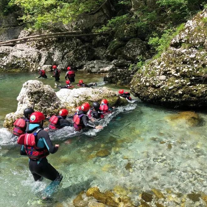 九游娱乐：中国中产三件套被一双“臭鞋”抢了风头(图13)
