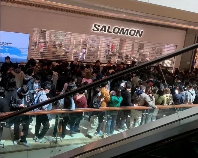 九游娱乐：中国中产三件套被一双“臭鞋”抢了风头(图18)