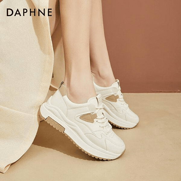 九游娱乐：达芙妮女鞋评测：舒适耐穿时尚百搭的完美选择(图1)